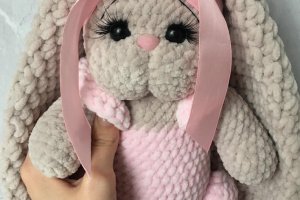 Работа Плюшевая зайка в розовой пижамке