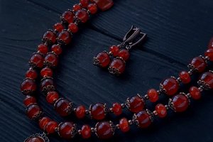 Комплект из натурального сердолика колье двухрядное и серьги. - Описание
