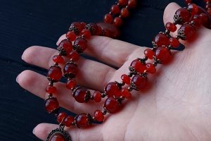Комплект из натурального сердолика колье двухрядное и серьги. - Описание