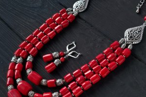 Комплект з натуральних червоних коралів етно