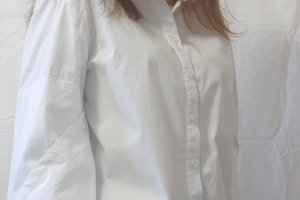 Белая хлопковая рубашка с интересным дизайном рукава.  - Описание