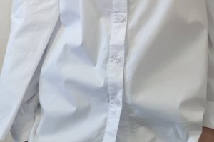 Белая хлопковая рубашка с интересным дизайном рукава.  - Описание