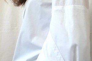 Белая хлопковая рубашка с интересным дизайном рукава.  - Описание