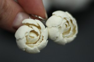 Бежевые серьги пионы ручной работы - Описание