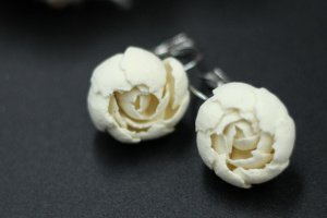 Бежевые серьги пионы ручной работы - Описание