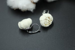 Бежевые серьги пионы ручной работы - Описание
