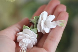 Белые серьги цветы фуксии из полимемерной глины - Описание