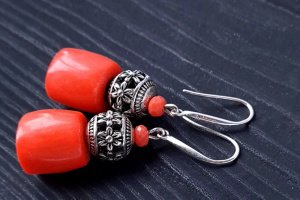 Серьги с натуральными кораллами цвета лосось - Описание