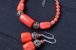 Серьги с натуральными кораллами цвета лосось - Описание