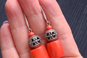 Серьги с натуральными кораллами цвета лосось - Описание