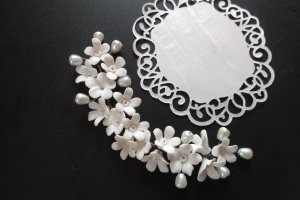 Робота Весільна гілочка з білими квітами