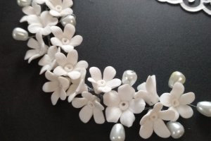 Свадебная веточка с белыми цветами - Описание