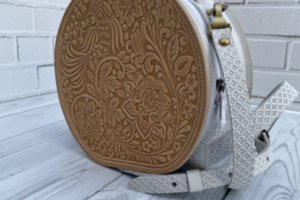 Кругла жіноча шкіряна сумочка через плече з ручкою - Опис