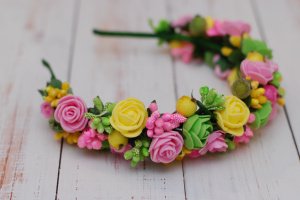 Яскравий обруч обідок із квітами жовто-рожево-салатовий. - Опис