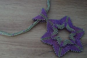 Робота Кольє з кулоном "Квітка-зірка"