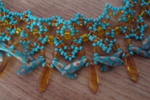 Ажурное колье с бусинами-перышками - Описание