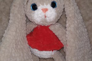 Робота Зайчик у сукні. Кролик амігурумі.