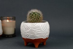 Керамічний білий вазон для квітів - Опис