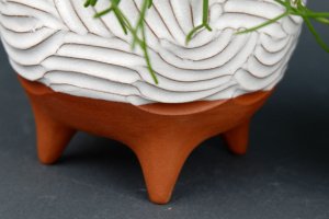 Керамічний білий вазон для квітів - Опис