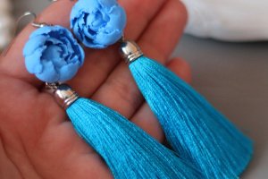 Голубые серьги кисточки ручной работы пионы - Описание