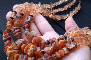 Бусы из натурального янтаря и кварца