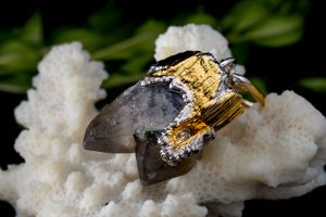 Кулон "Каменные объятия" 78/14 - Описание