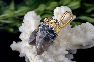 Кулон "Каменные объятия" 78/14 - Описание