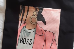 Шопер з принтом "Boss" на зовнішній кишені - Опис