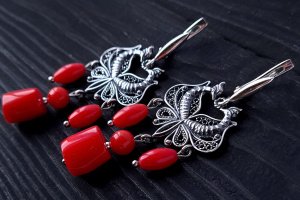 Серебряные серьги с натуральными кораллами - Описание