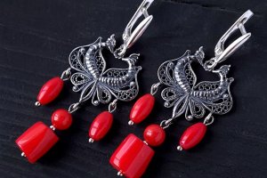 Серебряные серьги с натуральными кораллами - Описание