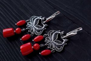 Серебряные серьги с натуральными кораллами - Описание
