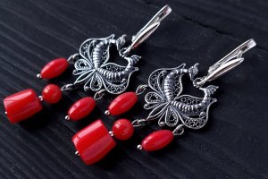 Серебряные серьги с натуральными кораллами - Описание