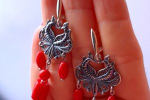 Серебряные серьги с натуральными кораллами - Описание