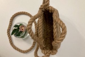 Женская круглая сумка из джута через плечо - Описание