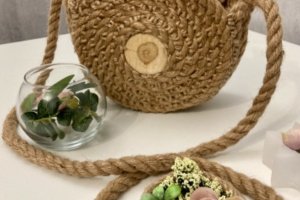 Женская круглая сумка из джута через плечо - Описание