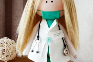 Кукла ручной работы врач - Описание