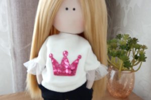 Стильная интерьерная кукла ручной работы в очках - Описание