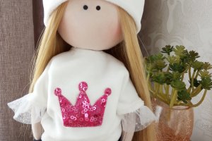 Стильная интерьерная кукла ручной работы в очках - Описание