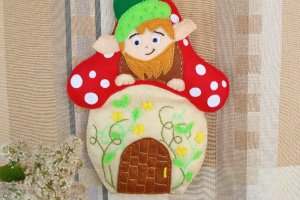 Работа Подвеска-игольница из фетра ′Домик гнома′