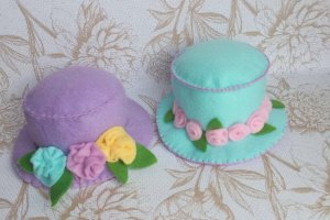 Работа Игольница из фетра ′Цветочная шляпка′