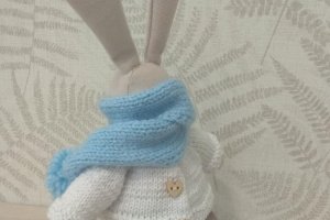 Стильный зайчик в шарфе - Описание