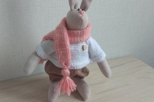Модный зайчик в шарфе - Описание