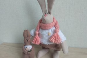 Модный зайчик в шарфе - Описание