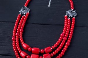 Натуральные кораллы и серебро ожерелье трехрядное "Gordio"