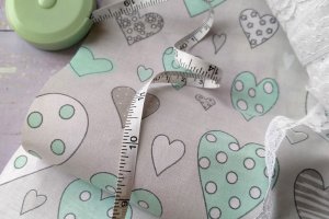 Тканина бавовна для рукоділля серця м'ятна на сірому