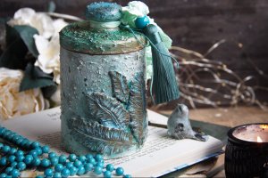 Шкатулочка с перышками