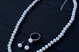 Класичний комплект з натуральних перлів у сріблі трійка - Опис