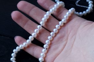 Класичний комплект з натуральних перлів у сріблі трійка - Опис