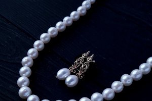 Комплект з натуральних перлів у позолоті "Вензель" - Опис