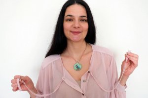 Круглий кулон із птахом "Зимородок" - Опис